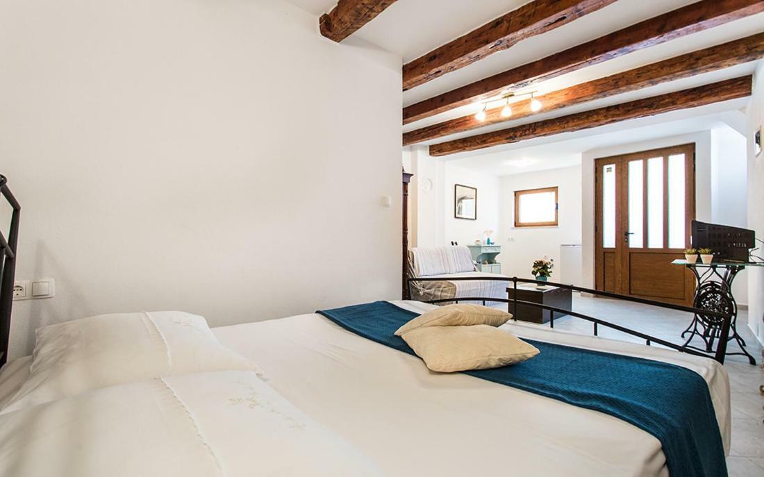 Apartment & Room Antonio Vrbnik Exterior photo