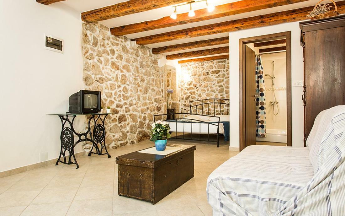 Apartment & Room Antonio Vrbnik Exterior photo